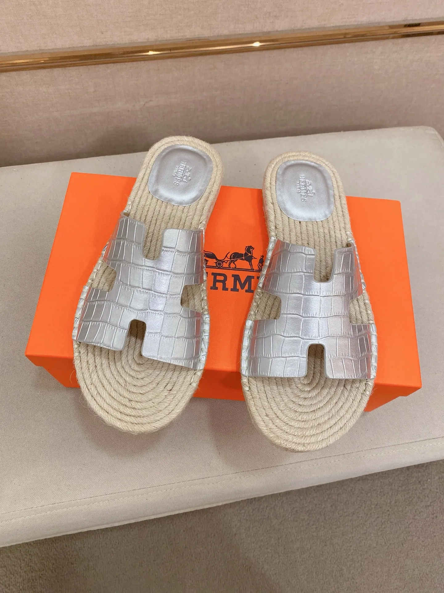 Factory price: 340💰high-end version. "HERMES" Hermès 💁♂️Men's casual slippers, compare the quality at the counter🧚🏿♂️ The upper is made of cowhide leather 🐊crocodile pattern workmanship, purely hand-drawn, raw rubber breathable and non-slip outsole, the inner is breathable and comfortable lambskin, the density is 100% comfortable, the original rubber outsole is wear-resistant and has a code number of 38-44. Can be customized 45-46-47💥🏆